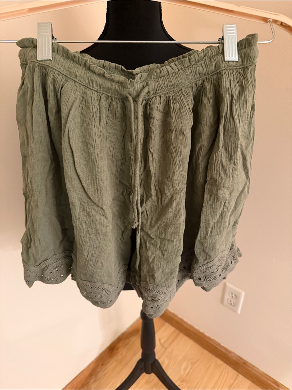 Aerie Olive Green Crinkled Drawstring Short, nwt size small